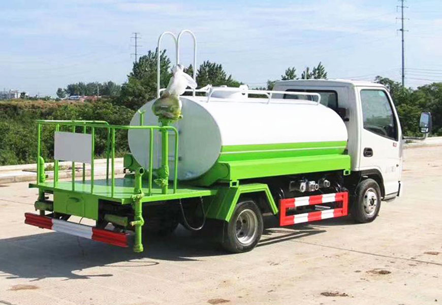 從云霧繚繞的山巔到城市的街頭巷尾，凈化環(huán)境一直是人們努力追求的目標(biāo)。而程力專用汽車股份有限公司打造的東風(fēng)天錦凱力灑水車，便是為此而生的。下面，我們一起來了解一下這輛專業(yè)的灑水車。
