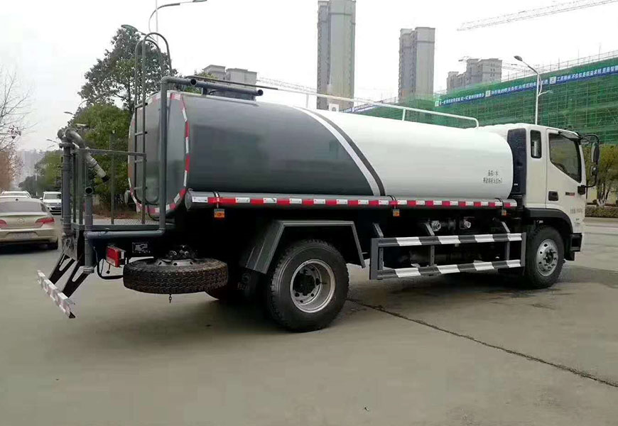 東風(fēng)天錦灑水車水壓調(diào)節(jié)技巧
