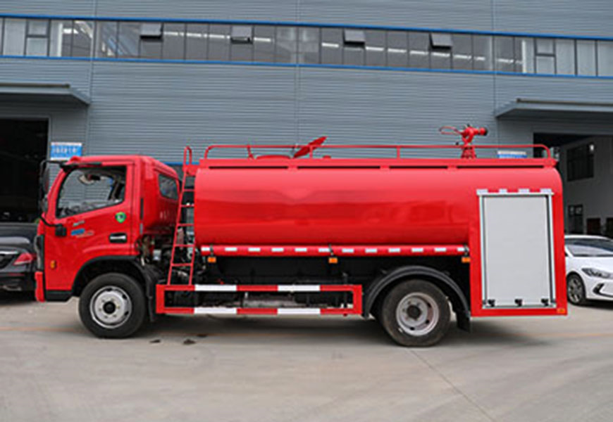 找尋東風(fēng)天錦灑水車的總閘
