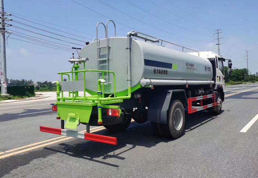 東風(fēng)天錦灑水車——清潔城市，助力綠色生態(tài)
