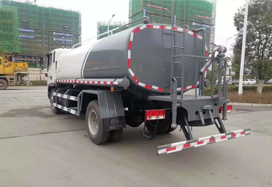 如何選擇一輛價(jià)格合適的綠化小型灑水車
