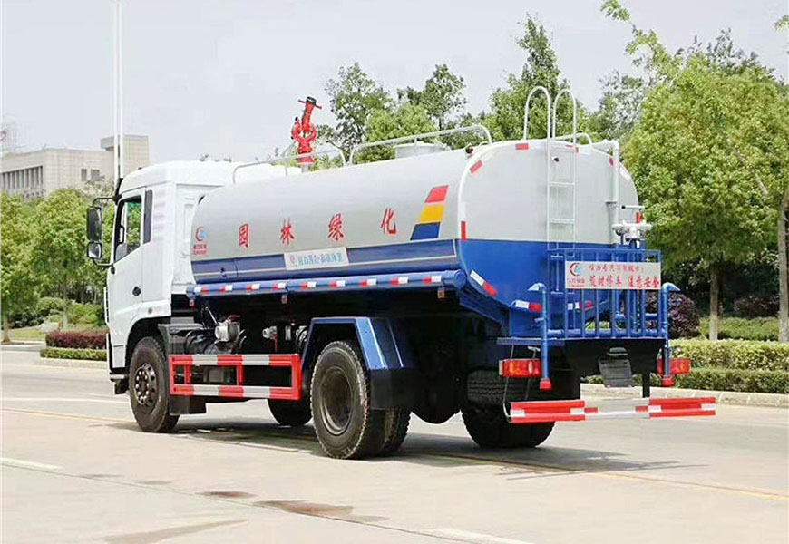 東營福田歐馬可9方灑水車——為城市的美好生活而助力
