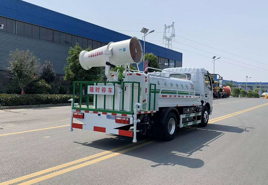 東風(fēng)多利卡灑水車——為城市環(huán)境注入青春活力
