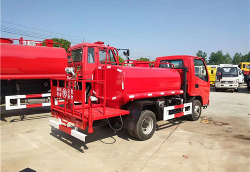 三沙福田5噸灑水車-為生態(tài)環(huán)保工作加油添水
