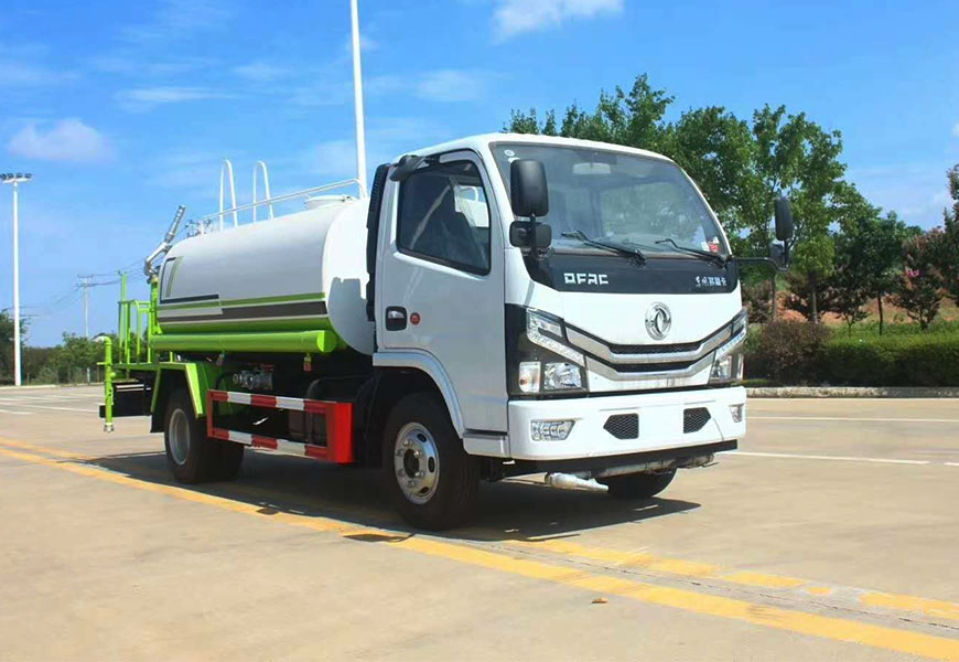東風(fēng)天錦15方灑水車——給城市一片清涼
