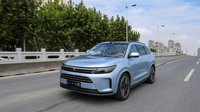 問界 M7 和特斯拉長續(xù)航版——兩款熱門電動汽車的比較
