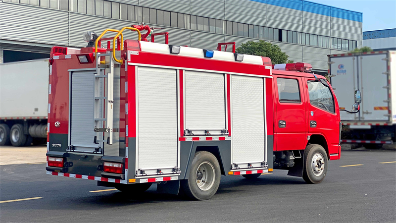 藍(lán)色和綠色的消防車
