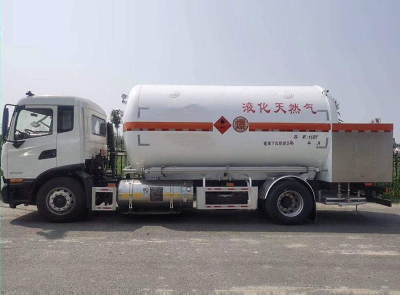 程力lng罐車:開創(chuàng)天然氣運(yùn)輸安全新時代(高壓氣體運(yùn)輸車)(圖1) 液化天然氣LNG運(yùn)輸車高壓氣體運(yùn)輸車.png